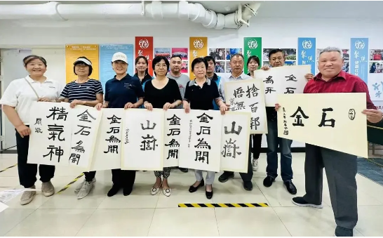 美新路“长者陪伴计划”之老年书画课堂